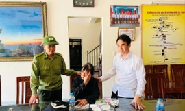 Bà Liên bật khóc sau khi được đội cứu hộ của Ban Quản lý di tích và Rừng Quốc gia Yên Tử đưa về trụ sở