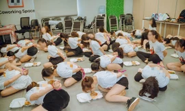 Một kiểu “đào tạo” bị lên án khác: Bắt ăn cơm trong tư thế trói tay