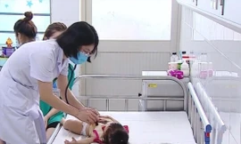 Bác sĩ chăm sóc bệnh nhi mắc bệnh tay chân miệng