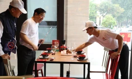 NSƯT Xuân Bắc - Đại sứ chiến dịch, đặt biển “Không hút thuốc” tại nhà hàng San Fu Lou - Cantonese Kitchen. Ảnh: H.Minh