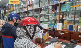 Người dân ký cam kết để được mua thuốc điều trị COVID-19. ẢNH: NGÔ BÌNH