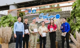 Bác sĩ Trần Mỹ Hòa, nguyên Giám đốc Bệnh viện Dã chiến cấp 2 (thứ 3 từ trái qua) kể về những ngày tháng hoạt động tại Nam Sudan đầy gian khổ, khắc nghiệt