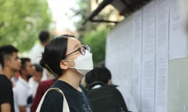 Thí sinh làm thủ tục dự thi tại điểm thi Trường THPT Phan Ðình Phùng (Hà Nội) hôm qua. Ảnh: Như Ý