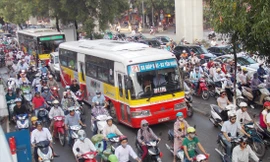 Hà Nội sẽ thí điểm hạn chế, cấm phương tiện giao thông tại một số khu vực để xây dựng vùng an toàn về môi trường. Ảnh: A.Trọng