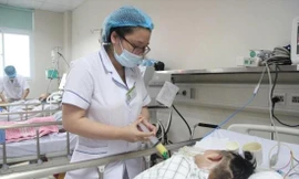 Bác sĩ điều trị cho trẻ bị viêm não Nhật Bản
