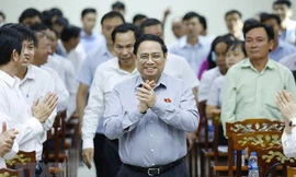 Thủ tướng Phạm Minh Chính và đoàn đại biểu TP Cần Thơ tiếp xúc cử tri. ẢNH: TTXVN