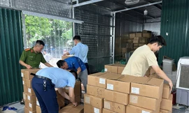 Cơ quan chức năng kiểm tra kho hàng Cty TNHH Dược mỹ phẩm Ngân Korea. Ảnh: DMS