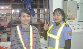 Các nữ gác chắn làm nhiệm vụ không kể ngày đêm