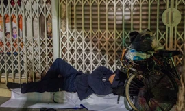 Những 'ông bà già Noel' làm ấm phố đêm