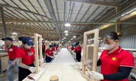 Hoạt động sản xuất tại Công ty TNHH Kỹ nghệ Cửa Ý Á Châu. Ảnh: HƯƠNG CHI