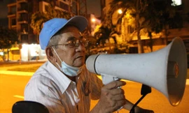 Sau bữa cơm tối, ông Nguyễn Văn Hoanh (tổ trưởng tổ 50, phường Mỹ An, quận Ngũ Hành Sơn) lại vác loa đi tuyên truyền khắp khu phố để nhắc nhở bà con tuân thủ “ai ở đâu ở yên đó”