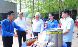 Hồ Hoàng Hiếu (ngoài cùng bìa trái) giới thiệu các sản phẩm làm ra với lãnh đạo tỉnh Bình Dương