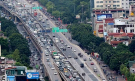 Xe tải chết máy gây ùn tắc kéo dài đường vành đai 3