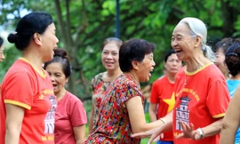 Nhộn nhịp quang cảnh tập thể dục buổi sáng bên Hồ Gươm