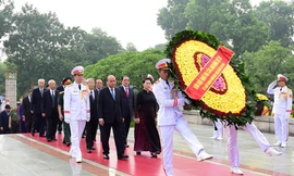Lãnh đạo Đảng, Nhà nước đặt vòng hoa tưởng niệm các Anh hùng liệt sỹ