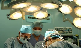 Cứu sống bệnh nhân bị máy cẩu đập vỡ đôi tim