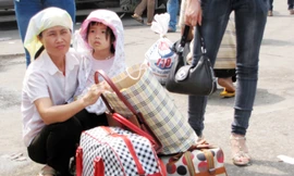 Khổ nhất vẫn là các gia đình có con nhỏ và người già