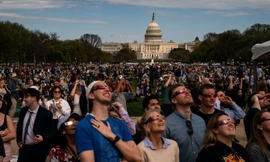 Khoảnh khắc hàng triệu người Mỹ chìm đắm trong 'bóng tối vô giá'