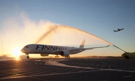 Sự thật việc xe cứu hỏa phun vòi rồng khi máy bay hạ cánh