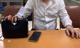 Khách nam quên ví hàng hiệu chứa trăm triệu đồng ở sân bay 