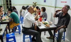 Khi người nổi tiếng thế giới đến Việt Nam ăn bún chả, nhậu vỉa hè 