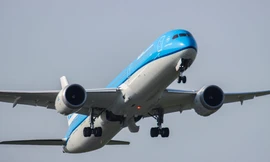 200 khách bị 'giam' trong máy bay hỏng nhà vệ sinh nhiều giờ 