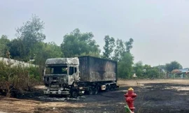 Xe container bốc cháy dữ dội kèm tiếng nổ lớn