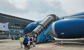 Giá vé máy bay bất ngờ giảm mạnh