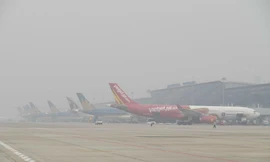 Gần 100 chuyến bay 'bất động' trong sương mù ở Nội Bài 