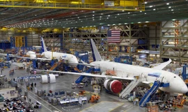 Cổ phiếu Boeing giảm kỷ lục vì vụ máy bay bung cửa trên trời