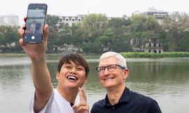 Chàng trai Việt và CEO Tim Cook nói gì khi đi dạo ở Hồ Gươm?