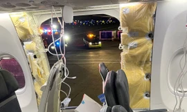 Ráo riết tìm bộ phận quan trọng của chiếc Boeing bị ‘xé toạc’ cửa khi đang bay