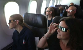 Đổ xô mua vé máy bay đi xem ‘bóng tối vô giá’