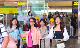 Khách qua sân bay Nội Bài bất ngờ giảm mạnh 