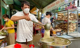 Hé lộ việc 'giám khảo' Michelin Guide nổi tiếng ngồi vỉa hè ăn cháo vịt 