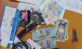 Khách nam rơi ví chứa gần trăm triệu đồng ở sân bay