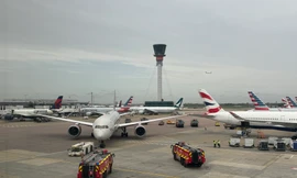 'Siêu máy bay' gãy cánh vì va chạm trên sân đỗ