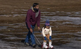 Cảnh tượng ‘lạ’ ở khu trượt tuyết nắng giữa mùa đông