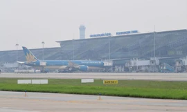 Hà Nội mây mù dày đặc, các chuyến bay cất - hạ cánh thế nào?