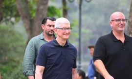 Hình ảnh CEO Apple thoải mái dạo bước ở Hồ Gươm 