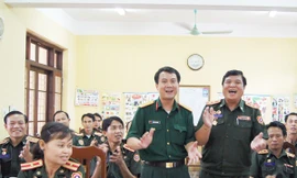 Trung tá Khon Sạ Vẳn (phải) và cán bộ Ban Thanh niên Quân đội Việt Nam bắt nhịp một bài hát tập thể tại lớp tập huấn Ảnh: N.S