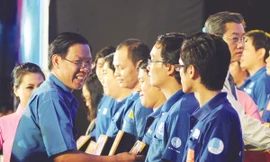 Bí thư T.Ư Đoàn Phan Văn Mãi trao bằng khen cho thanh niên tình nguyện có nhiều thành tích trong các chiến dịch hè