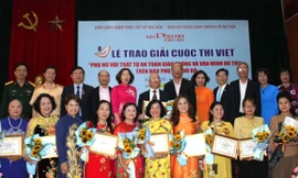 Trao giải cuộc thi viết 'Phụ nữ với trật tự giao thông và văn minh đô thị'