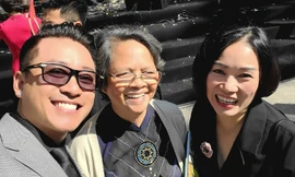 Nhà báo Tạ Bích Loan rạng rỡ gặp Tuấn Hưng nhân ngày kỉ niệm trường