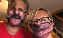 Cười quặn ruột loạt khẩu trang hài hước 'ngập răng' thời COVID 