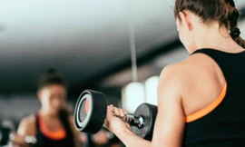Trang điểm khi tập thể dục có thể làm hỏng da