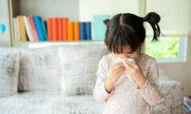 Sai lầm cha mẹ thường mắc khi chăm sóc trẻ bị cảm lạnh