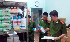 Đột kích cơ sở sản xuất thuốc thú y chui ở Sài Gòn