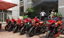 Một đám cưới diễn ra vào dịp cuối tuần tại Biên Hòa đã quy tụ những người chơi xe thuộc câu lạc bộ Motor Sport Z1000 tham gia đón dâu.