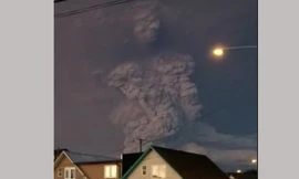 Hình ảnh vị "sơn thần" khổng lồ xuất hiện trên miệng núi lửa.